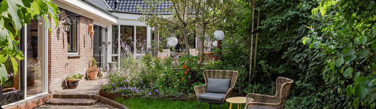 Moderne design tuin aangelegd door hoveniersbedrijf Uit & Tuin uit Oosterwolde